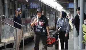 Libur Panjang Bikin Stasiun Jakarta Padat, 38.842 Penumpang Berangkat Naik Kereta