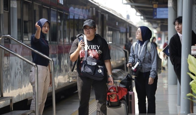 Libur Panjang Bikin Stasiun Jakarta Padat, 38.842 Penumpa...