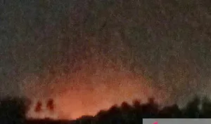 Mencekam! Lahan Gambut Pinggir Jalan Tol Mendadak Terbakar, Petugas Bertarung Tengah Malam!