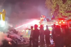 Rumah Adat di Kawasan Wisata Sade Lombok Terbakar.