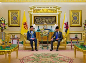 Simbol Hubungan Akrab, Sultan Brunei-Anwar Ibrahim Gelar Pertemuan di Istana Nurul Iman