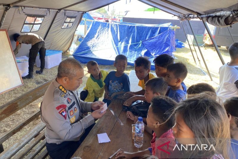 Bikin Anak Pengungsi Tersenyum, Polri Gelar Trauma Healin...