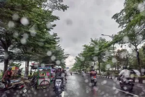 Cuaca Senin Diprediksi Tak Bersahabat, BMKG Sebut Berawan hingga Hujan Dominasi RI