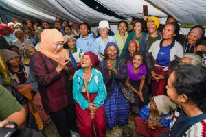 Lansia Terdampak Gempa Manggarai Jadi Perhatian, Khofifah Dorong Pendampingan Psikososial.