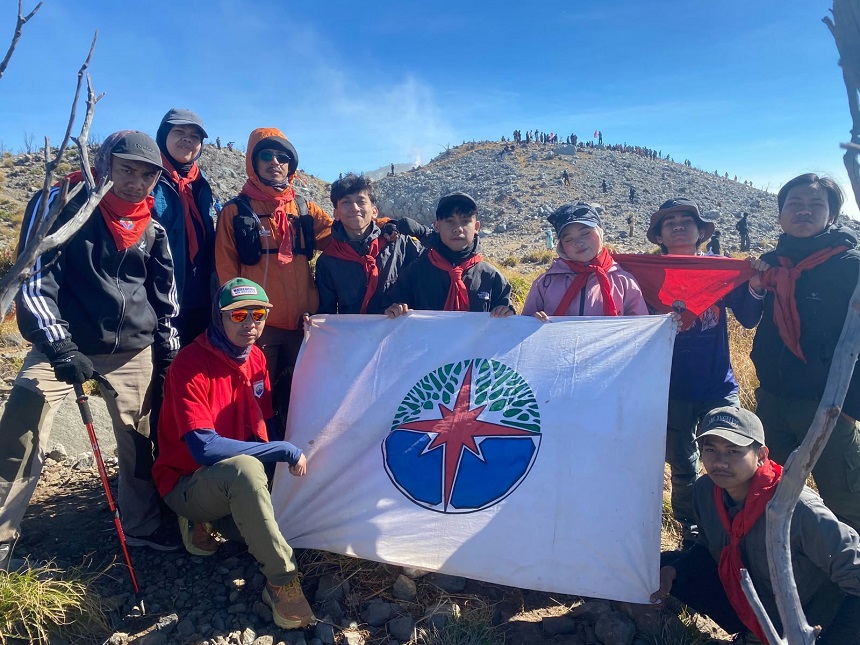 Pendakian Gunung Sindoro, KPALH Gandawesi Bawa Pesan Jaga Alam.