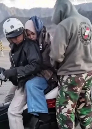 Pengunjung Bromo Diserang Hipotermia, Prajurit Marinir Beri Pertolongan Pertama