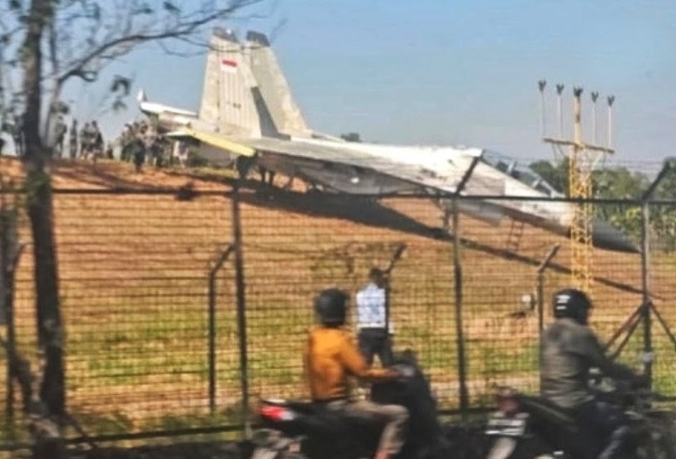 Sukhoi TNI AU Tergelincir di Lanud Hasanuddin Hingga Area Rumput Dekat Jalan Makassar-Maros
