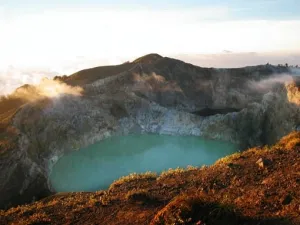 Usai Gempa M7,7 NTT: Retakan 100 Meter Muncul di Kawah Gunung Kelimutu