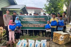Maulid Nabi, Brimob Polda Sumut Bagikan Bantuan Pangan untuk Dhuafa dan Anak Yatim di Medan Tembung