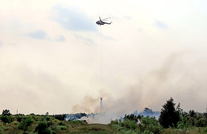 Menembus Asap Karhutla Kalsel, Heli TNI AU dan Gabungan B...
