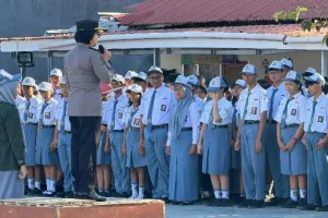 Polwan Masuk Sekolah! Pelajar Didorong Lebih Disiplin dan Tak Takut Berbicara 