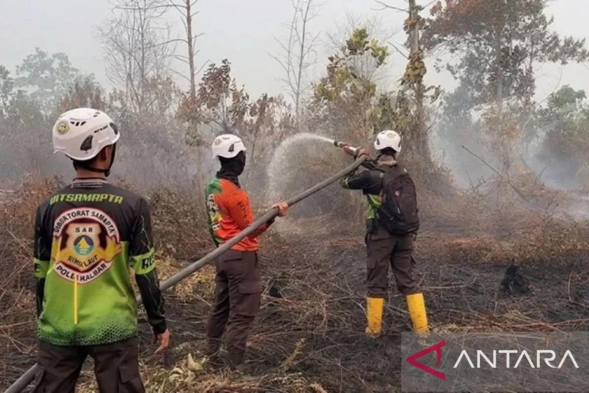 Tim SAR Polda Kalimantan Barat Lakukan Patroli Pembasahan Lahan Terbakar