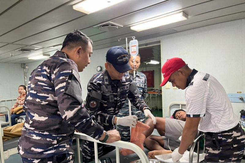 TNI AL Kerahkan Kapal Rumah Sakit untuk Bantu Korban Gemp...