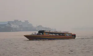 Asap Tebal Halangi Pandangan Angkutan Air di Sungai Kapuas Diminta Waspada