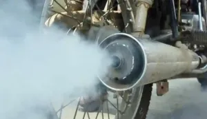 Asap Putih Keluar dari Knalpot Motor Anda? Ini Penjelasan dan Cara Atasinya!
