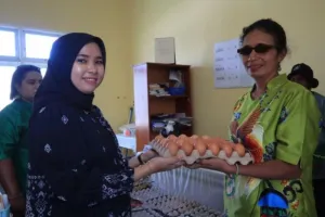 Cegah Stunting Sejak Dini, Pemkab Jayapura Salurkan Telur Ayam Lokal