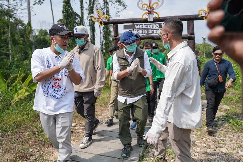 Datangi Berau, Menhut Raja Antoni Pastikan Karhutla Tak A...