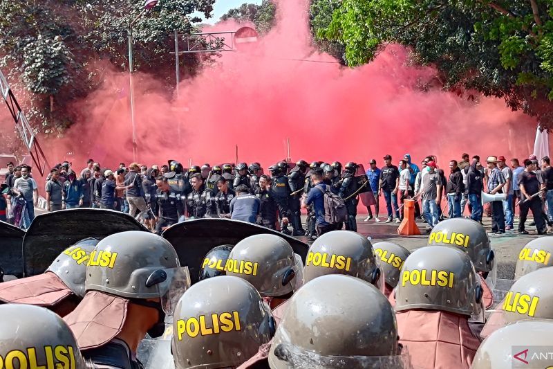 Polresta Tangerang Sekat Jalur Tol dan Stasiun Cegah Mass...