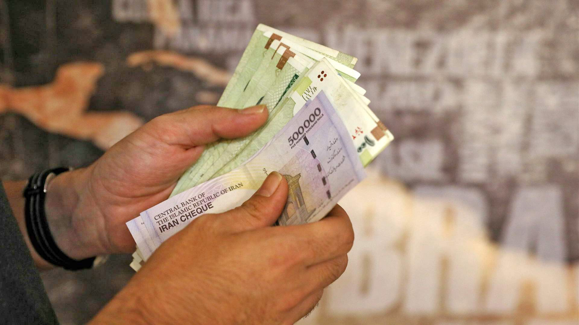 Rial Iran Terjun Bebas Tembus 2 Juta per Dollar AS, Uang ...