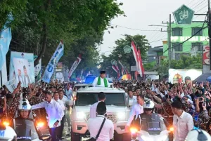 Anak-anak hingga Lansia Jombang Sambut Hangat Lambaian Prabowo di Atas Maung