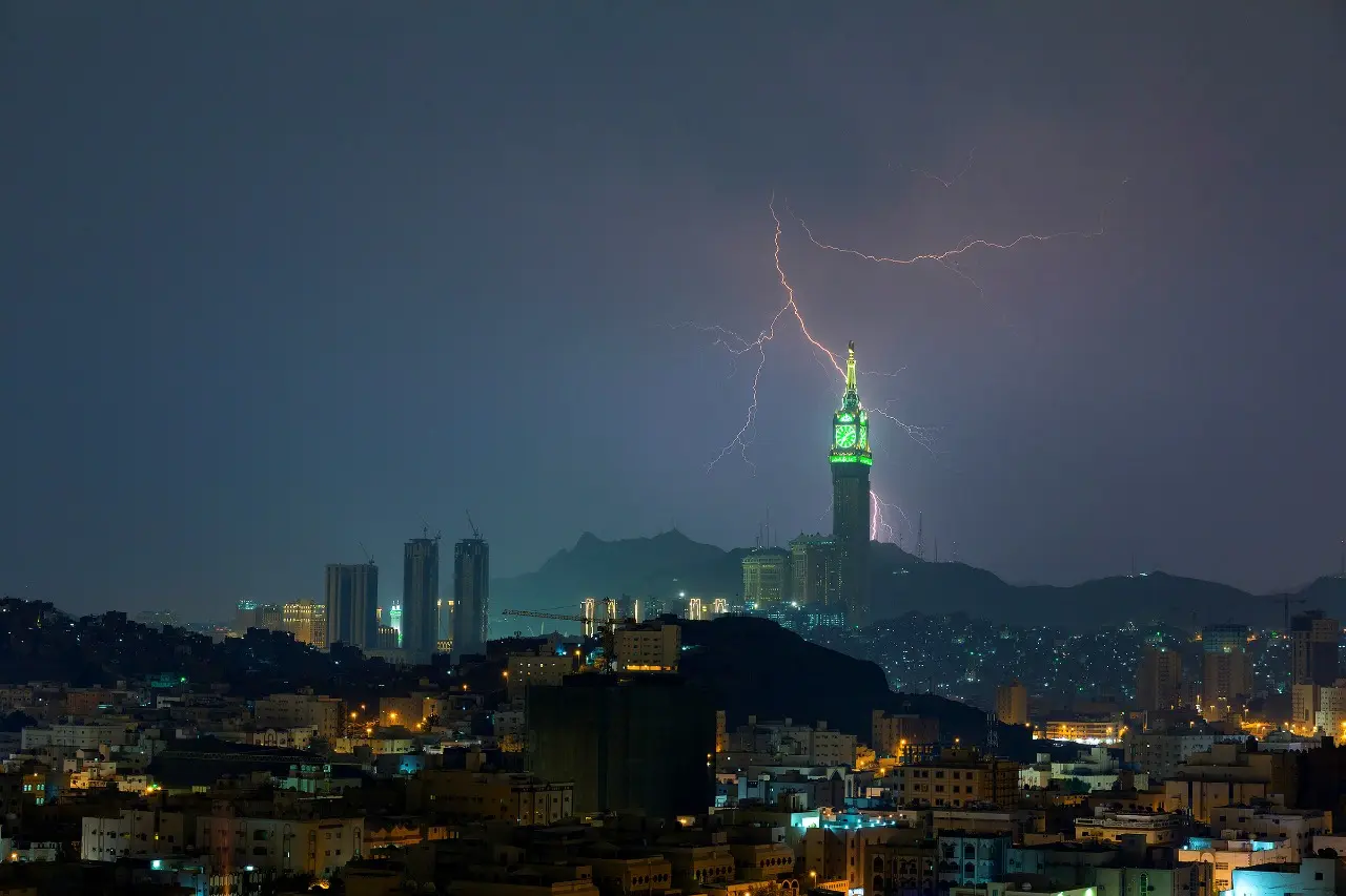 Badai Mencekam, Menara Jam Mekkah Setinggi 601 Meter Dite...