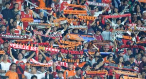 Jakmania Protes Kenaikan Ha...