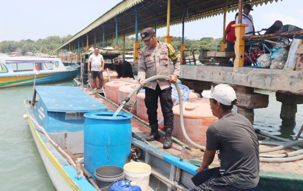 Kepolisian Bantu 25.000 Liter Air Bersih untuk Warga Pulau Penyengat