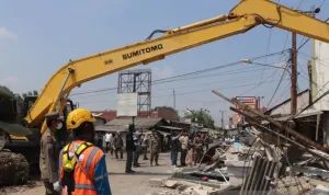 Pemkab Bekasi Bongkar 58 Bangunan Liar di Bantaran Sungai, Normalisasi Segera Dimulai