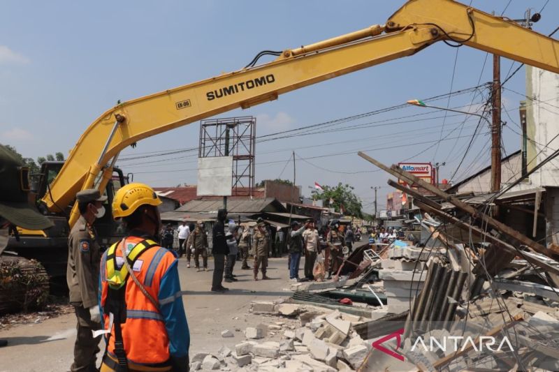 Pemkab Bekasi Bongkar Puluhan Bangunan Liar di Bantaran S...