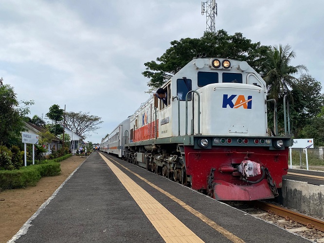 PT KAI Targetkan Pengurangan 9 Ribu Ton Emisi Karbon lewa...