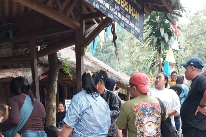 Wisatawan Berburu Durian di Permukiman Badui 