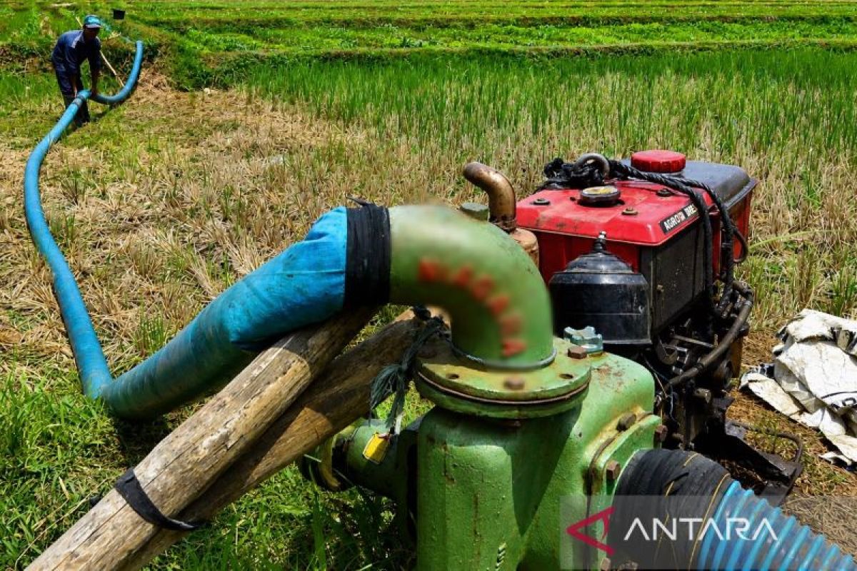 Atasi Kekeringan, Pemkab Purwakarta Serahkan 34 Pompa untuk Petani