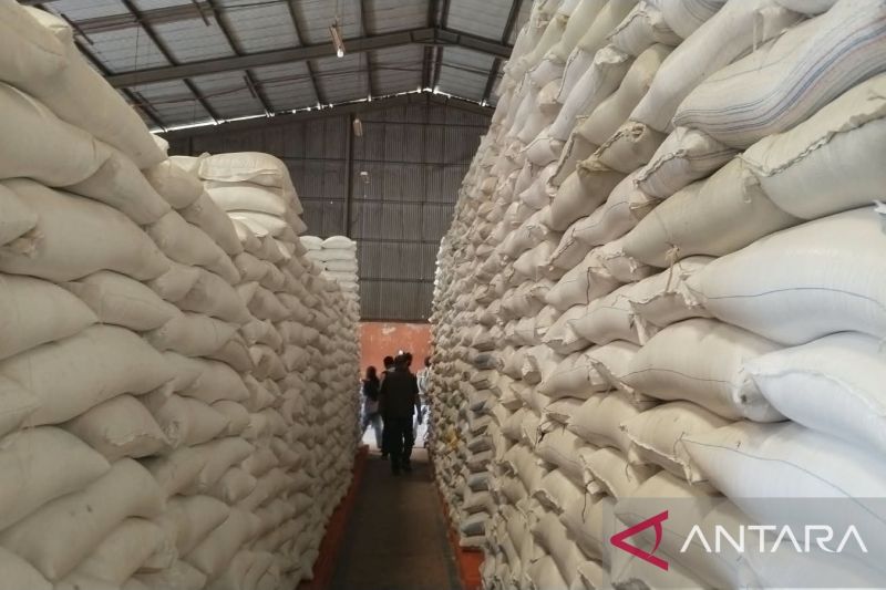 Bulog Sorong Datangkan 3.000 Ton Beras dari Jatim dan Jak...