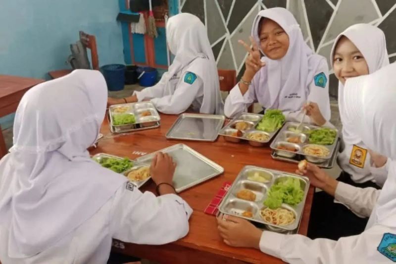 Evaluasi MBG di Perbatasan Sanggau, Angka Bolos Siswa Turun dan UMKM Lokal Bergerak