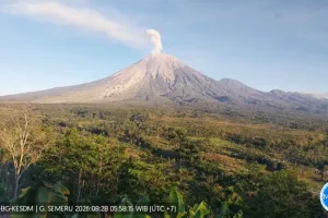 Gunung Semeru Alami 21 Kali Gempa Letusan dalam Enam Jam, TNBTS Tutup Total Jalur Pendakian