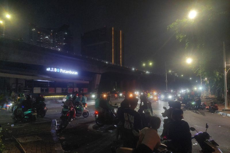 Massa Demonstrasi Masih Berkerumun di Sekitar Slipi hingg...