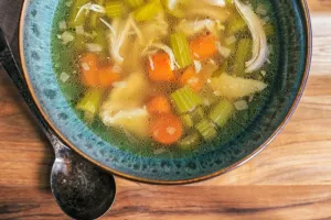 Mengapa Sup Ayam Jadi Makanan Andalan Ketika Sakit? Simak Alasan Selengkapnya