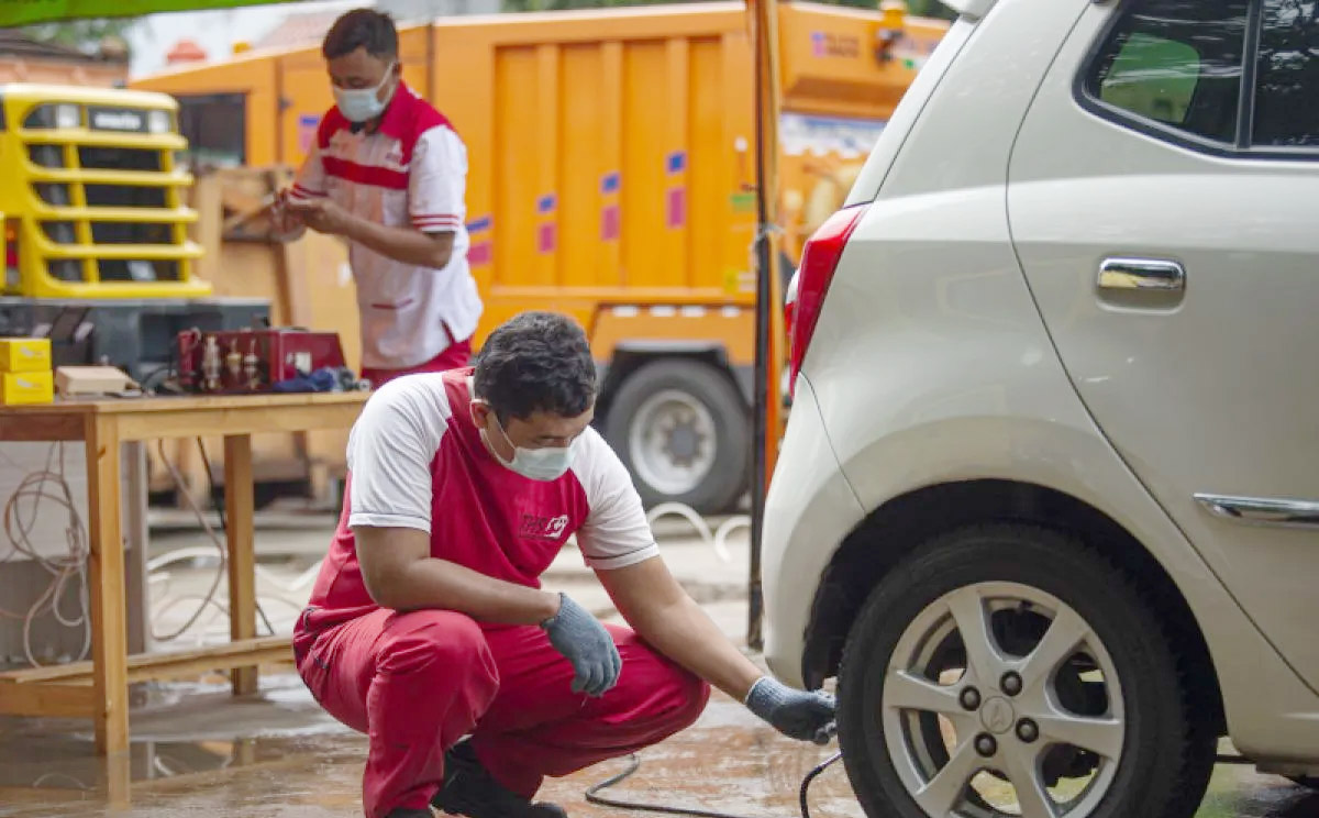 Penyebab Knalpot Mobil Keluar Asap Banyak dan Cara Mengat...