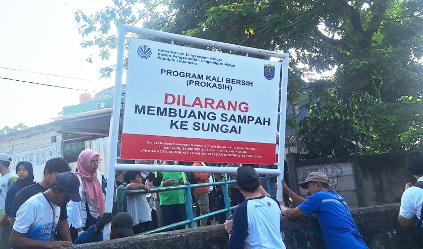 Viral di Depok, Mobil Pick up Buang Muatan Air Aki ke Sungai 