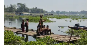 Berakit-rakit Dahulu Menuntut Ilmu di Sekolah Kemudian, Keseharian Pagi Anak-anak Sadang Menuju Tepian Waduk Saguling