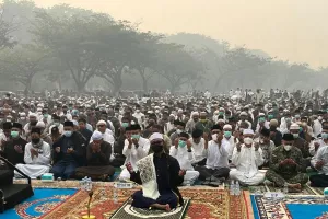 Dikepung Kabut Asap, Warga Pontianak Shalat Mohon Turun Hujan di Halaman Masjid Raya