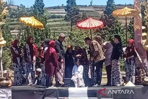 Tradisi Unik di Dieng! Belasan Anak Berambut Gimbal Ikuti Ruwatan di Dieng Culture Festival 2026