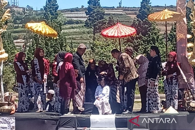 Tradisi Unik di Dieng! Belasan Anak Berambut Gimbal Ikuti...