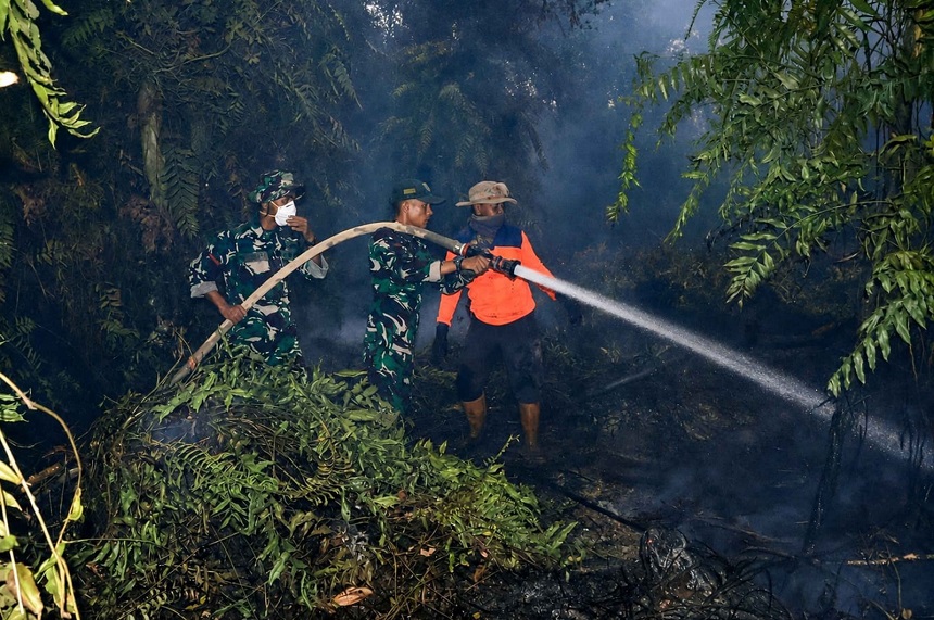 Api Belum Usai, Satgas Lanud Sjamsudin Noor Optimalkan Air Padamkan Karhutla Kalsel.