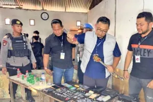 Polisi Tangkap Enam Orang Saat Geberek Sarang Narkoba di Jalan PWI Gang Gitar 6