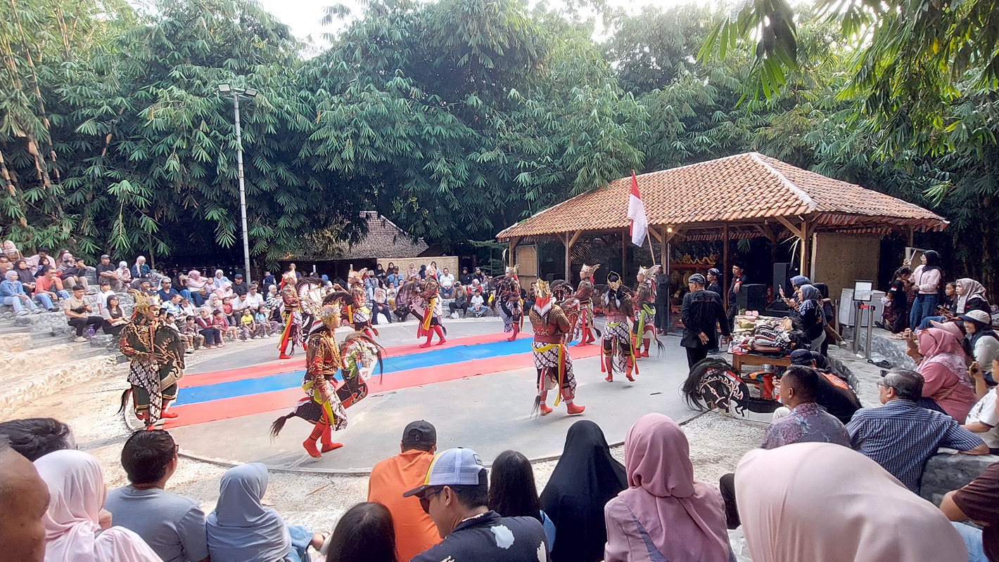 Suasana Banyumasan Hadir di Tanabambu, Obati Rindu Perant...