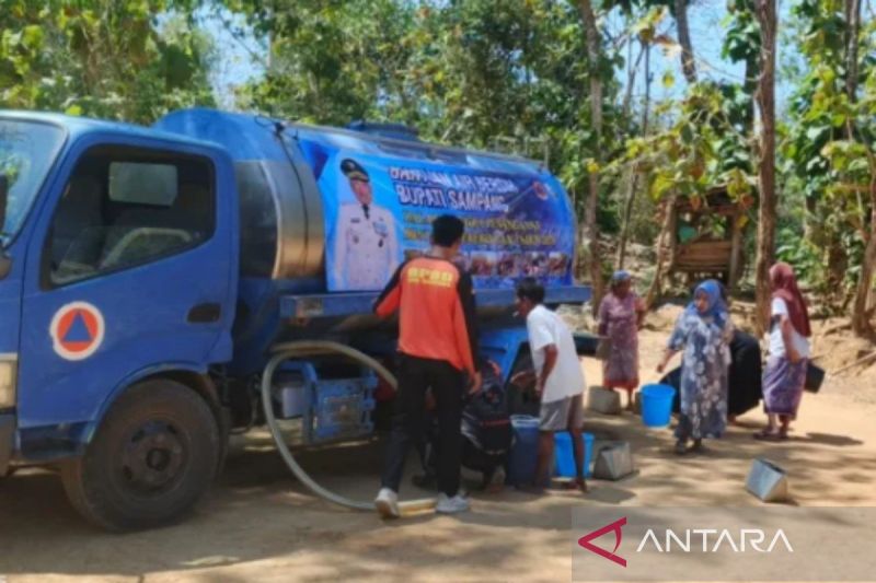 Warga Sampang Terdampak Kekeringan, BPBD Mulai Distribusikan Air Bersih.