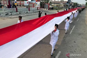 Wow Tak Biasa! Bendera Merah Putih Sepanjang 2.026 Meter Diarak KNPI dan Komunitas Orang Indonesia