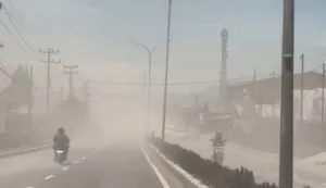 Abu Vulkanik Gunung Sinabung Selimuti Kota Berastagi, Masyarakat Diimbau Waspada