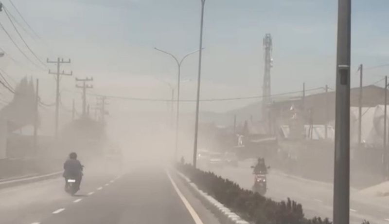 Abu Vulkanik Gunung Sinabung Selimuti Kota Berastagi, Aktivitas Masyarakat dan Proses Belajar Mengajar Terganggu